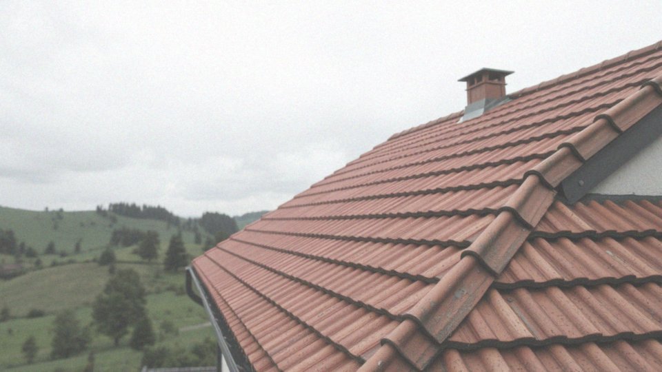 Jak lokalne warunki klimatyczne wpływają na spadek dachu?