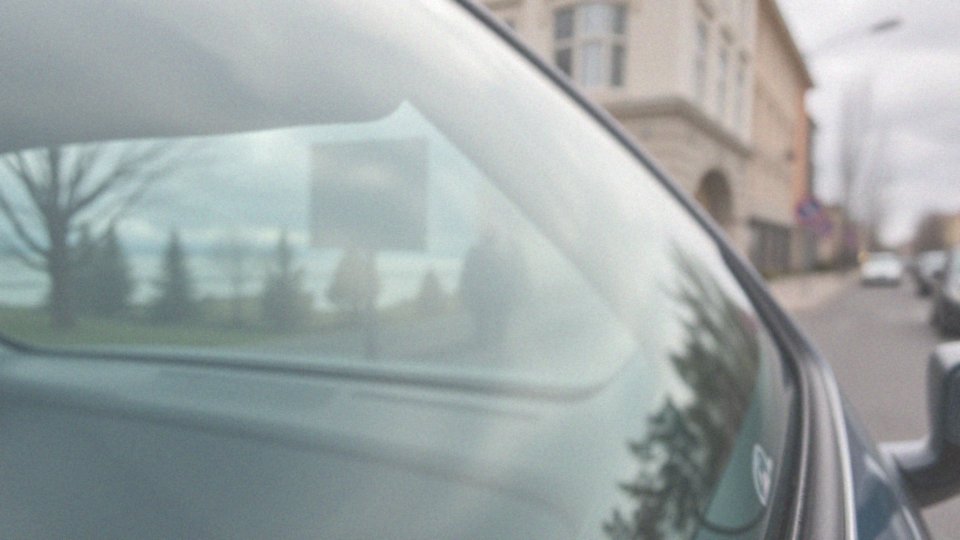 Jakie są wymagania dotyczące przepuszczalności światła dla szyb przednich?