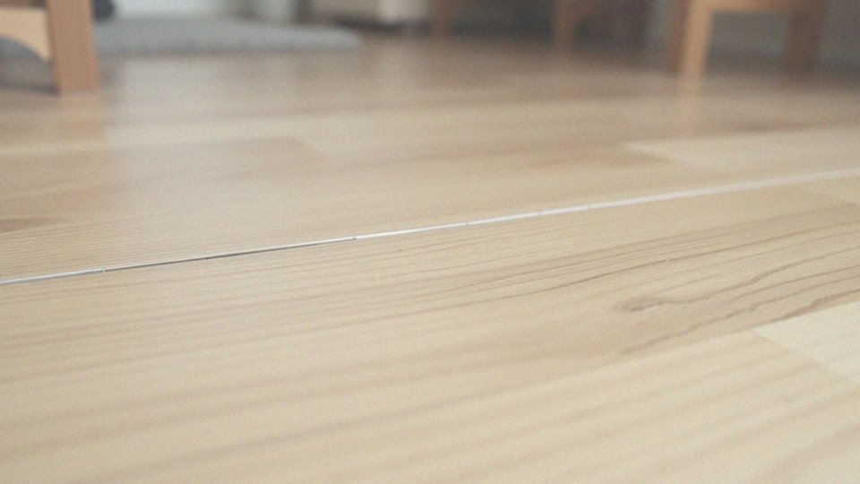 Jak powstają szczeliny w rozchodzących się panelach?