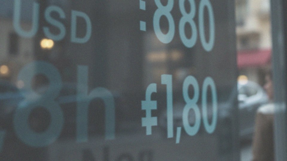 Jakie różnice w kursach kupna i sprzedaży dla 80 dolarów?